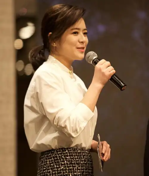 知名主持人陈辰,不习惯当明星,低调嫁小丈夫,41岁生一女幸福美满_腾讯