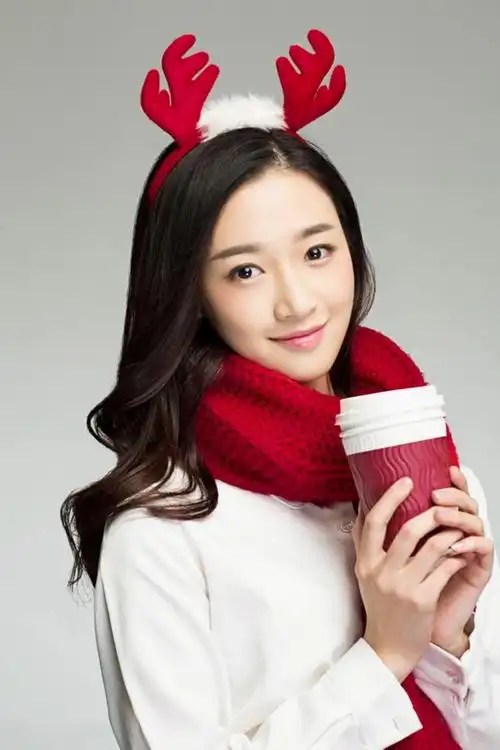 组图:氧气小美女刘琼曝圣诞写真 笑容温暖清新