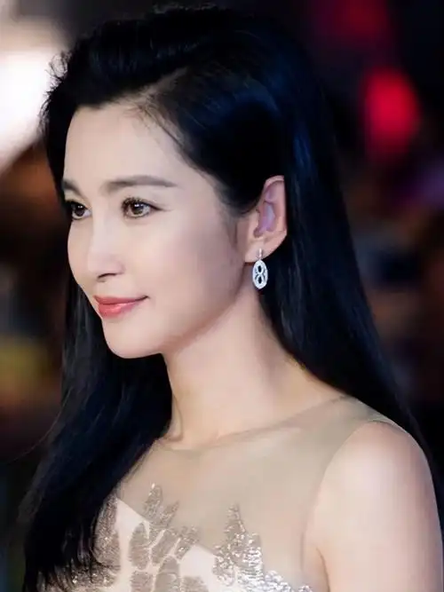 49岁李冰冰宣布不想结婚生子,近10亿身家留给2个外甥?