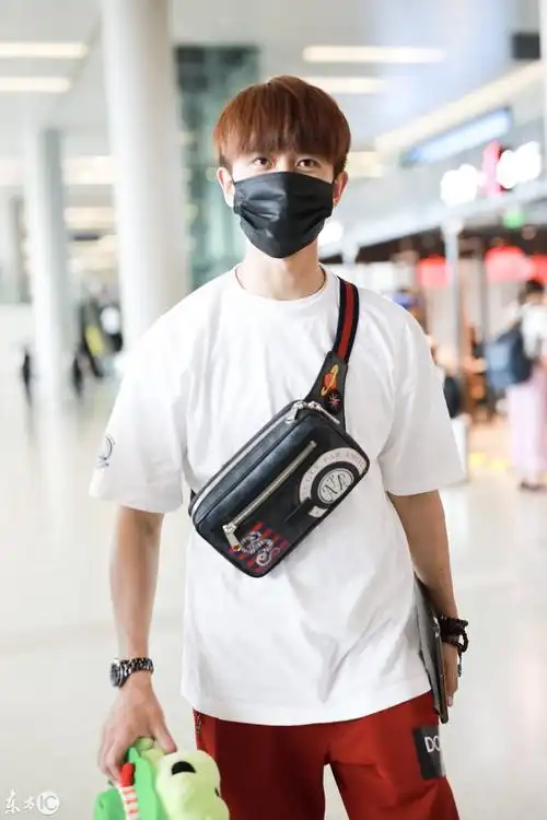 任嘉伦现身机场手里还拿着公仔背包也很童心好萌的大男孩