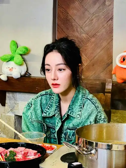 迪丽热巴吃火锅plog