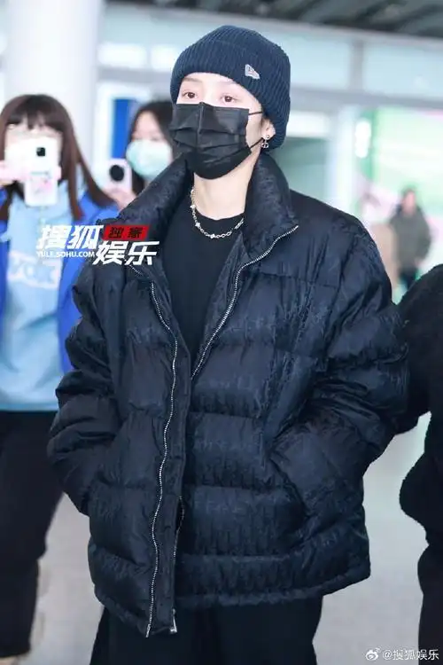 刘雨昕回国了#刘雨昕结束巴黎时装周行程回国,素颜皮肤好清透!