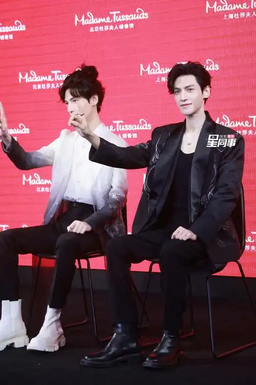 罗云熙超话#罗云熙杜莎双蜡像揭幕#投稿:北京一不愿透露姓名的罗狮粉