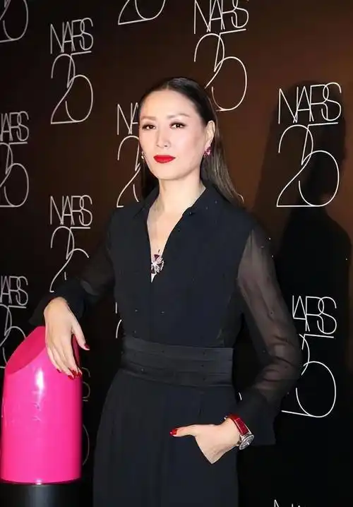 任达华妻子都54岁了,可179cm身材一点没缩水,看着仍然挺贵气_女性