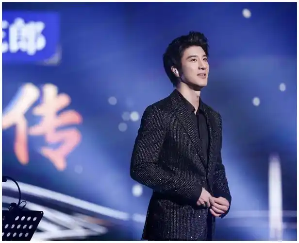 再现长城主题曲高亮嗓音依旧惊艳王力宏银丝西装贵气