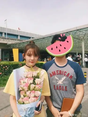 6月26日,网友在北京首都机场偶遇创造101领誉王晴.