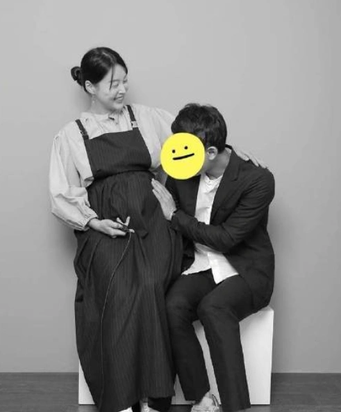 两人以分手告终,后来韩智慧与现任老公郑赫在聚会上相识,并与次年结婚