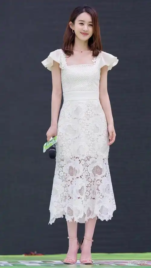 赵丽颖罕见露面,她的皮肤比她的白裙子还白,坐高凳子显得有点矮