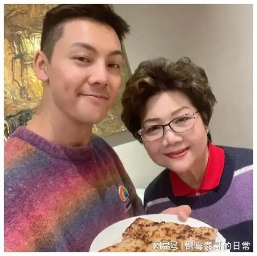 陈伟霆家宴曝光!高颜值妈妈抢镜!哥哥稳重大方,姐姐温柔可亲