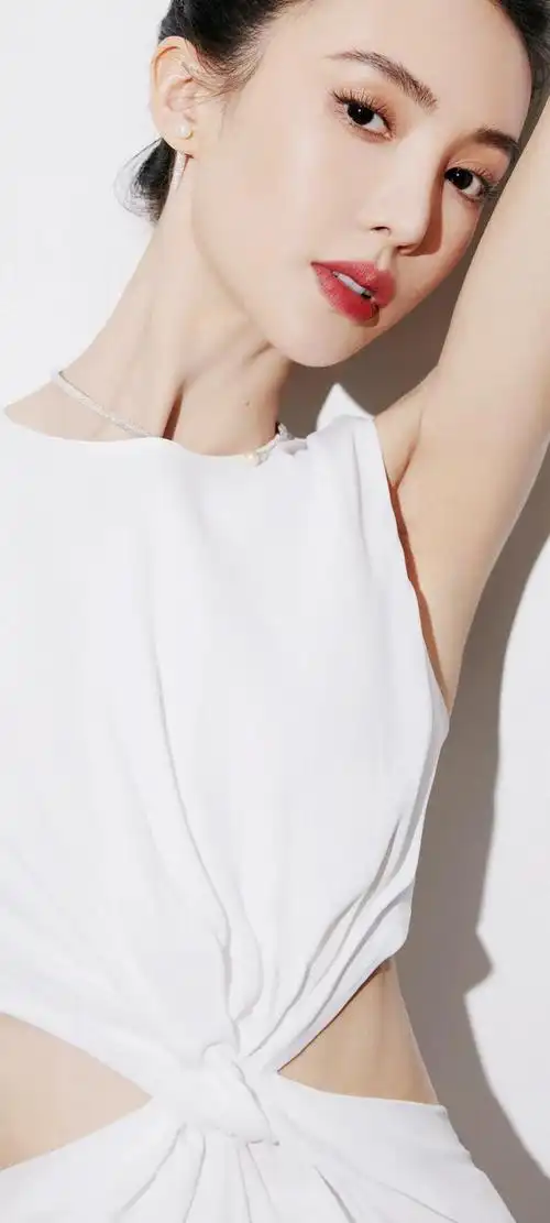 在这组壁纸中,金晨化身为时尚的代表,展现了她的多面魅力.