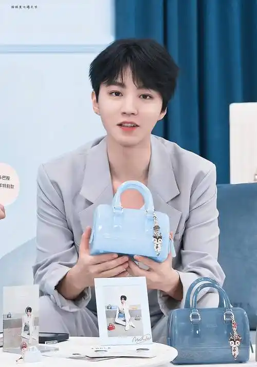 王俊凯出席直播活动,透露有新歌,24年能看到《野孩子》_内容_娱乐_本