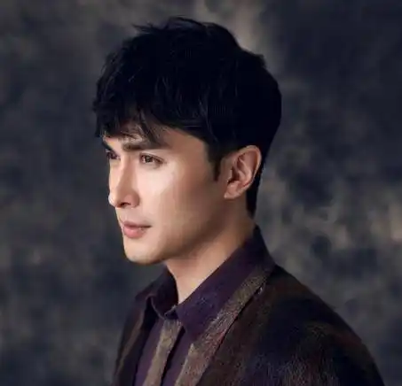 他只是一名快递员,却因长相帅气被杨幂看中,37岁跻身国际巨星_高伟光