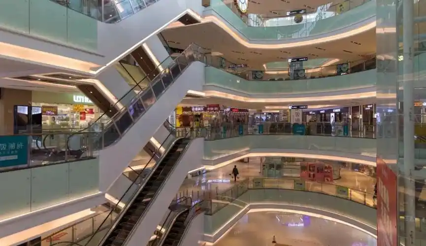 "2月20日下午,顺盈时代广场的商户陈先生正在店内为复工做准备.