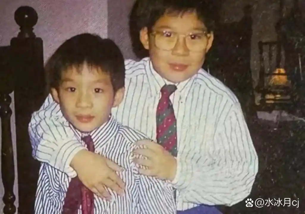 朱玲玲好美,霍启刚跟霍启山小时候都很腼腆,霍启刚还是个小胖子.