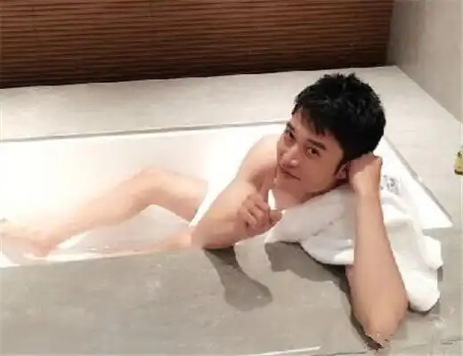 【图】张丹峰浴照图片令人咋舌 叫板霍建华的"美背"