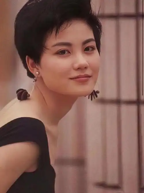 年轻时的王菲清纯甜美,又带丝清冷,清纯靓丽,灵气十足,笑容迷人,真的