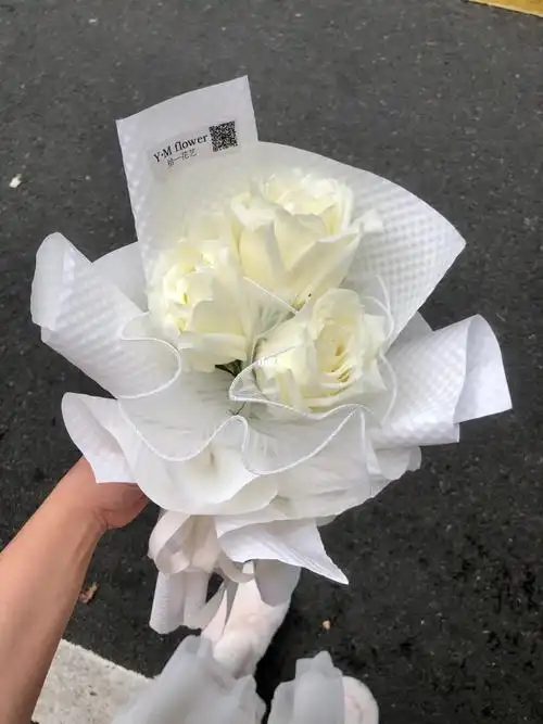 07白玫瑰小花束