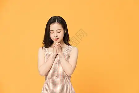 高清图片低头许愿的女性高清图片许愿树高清图片小女孩祈祷许愿高清