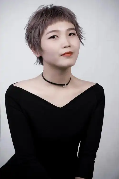 时尚刘海发型当中对脸型改变最大的莫过于刘海,时尚的刘海可以为整个