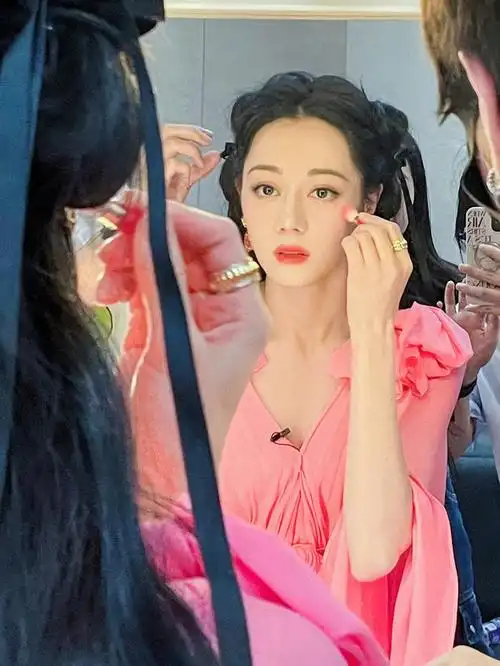 迪丽热巴《你好星期六》化妆花絮照