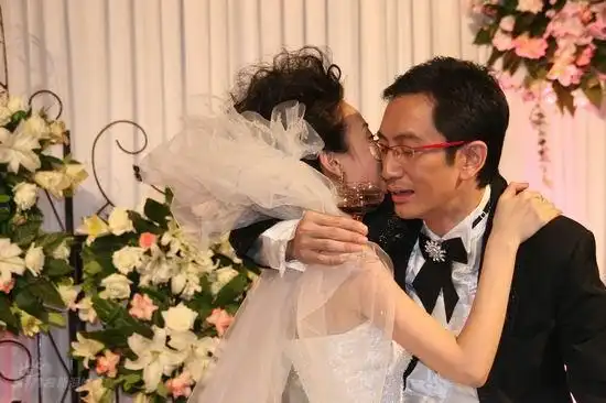 图文:吴启华石洋子大婚--新人甜蜜亲吻