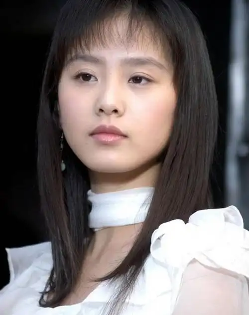 5,刘诗诗   2004年,17岁的刘诗诗,当时还是北舞芭蕾舞系的大三学生