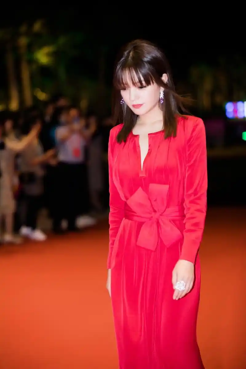 今晚,导演,演员,监制赵薇着alexis mabille 红裙亮相#金鸡百花电影节