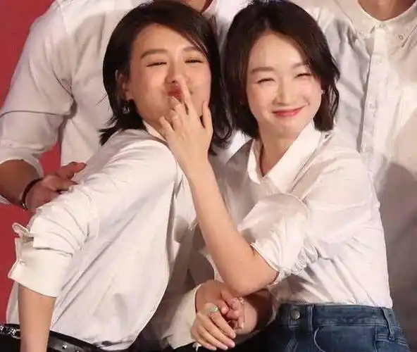 周冬雨新片《少年的你》首映,马思纯p了个平头造型为闺蜜加油!