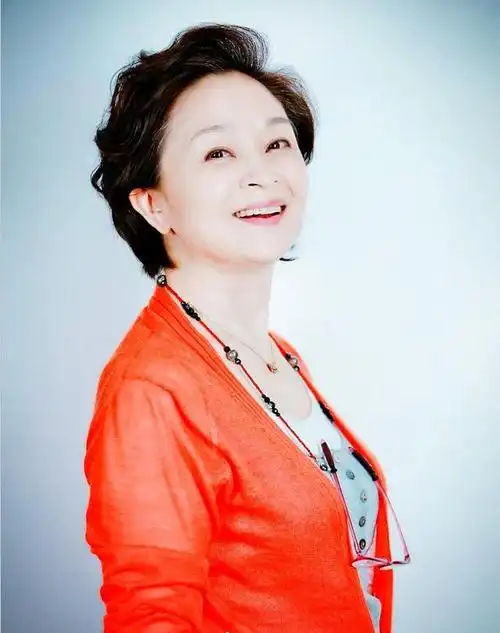 60岁老戏骨刘莉莉近照,穿西装现国剧盛典,优雅干练一如当年风采