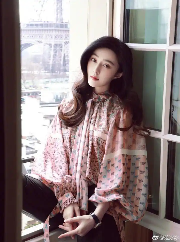 范冰冰的巴黎街拍最新版,新的穿搭裤子很个性,让人想搜同款