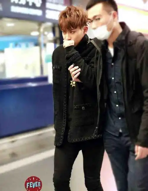 黄子韬机场当众晕倒紧急送医 全身瘫软脸色惨白