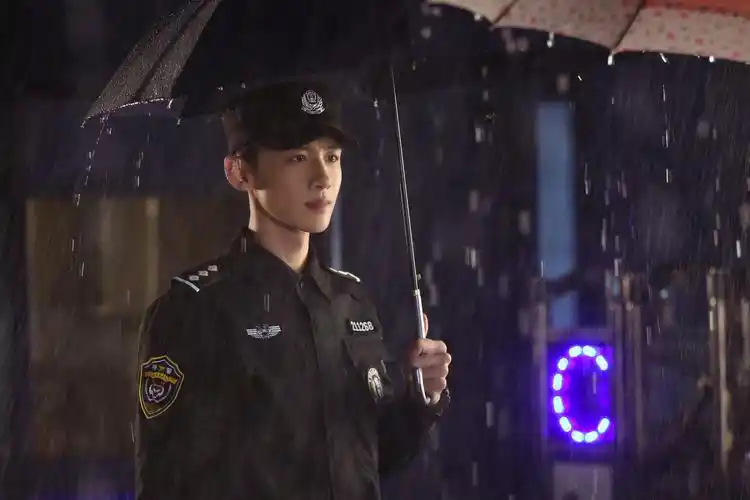 电视剧《你是我的城池营垒》中,白敬亭饰演特警队长邢克垒.