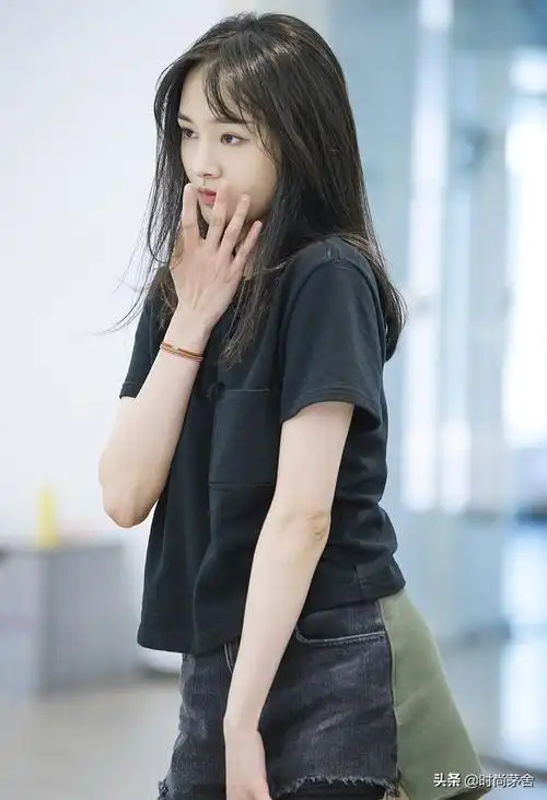 郑爽现在真自信素颜对着镜头弹钢琴真是一个宝藏女孩了