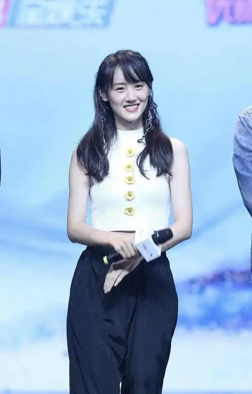 袁冰妍穿搭美出新高度,白色短上衣露出细腰,但是手臂有点粗