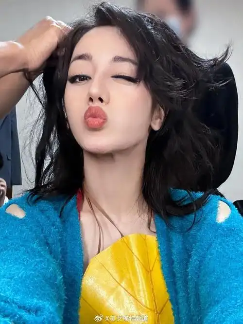 迪丽热巴生活碎片美照释出 蓝色挑染发色个性吸睛