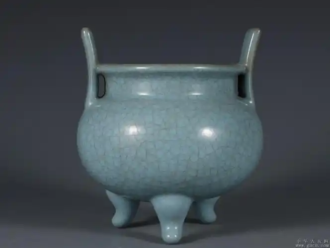 宋汝窑冰裂纹三足香炉.