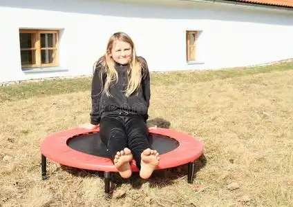 赤脚的女孩一次向蹦床照片