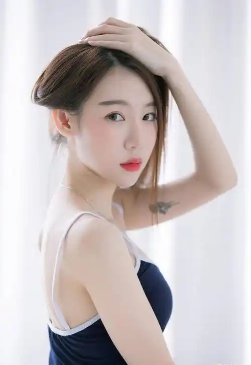 长发及腰的国外美女白皙的皮肤甜美又时尚的穿搭让人一见倾心