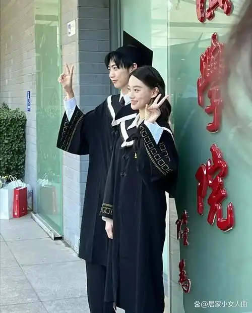 演员夏梦与焉栩嘉竟是同班同学,两人毕业照曝光,夏梦生图绝美!
