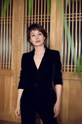 马伊琍终于剪回短发,一身复古丝绒西装搭配干练发型气质又高级_造型