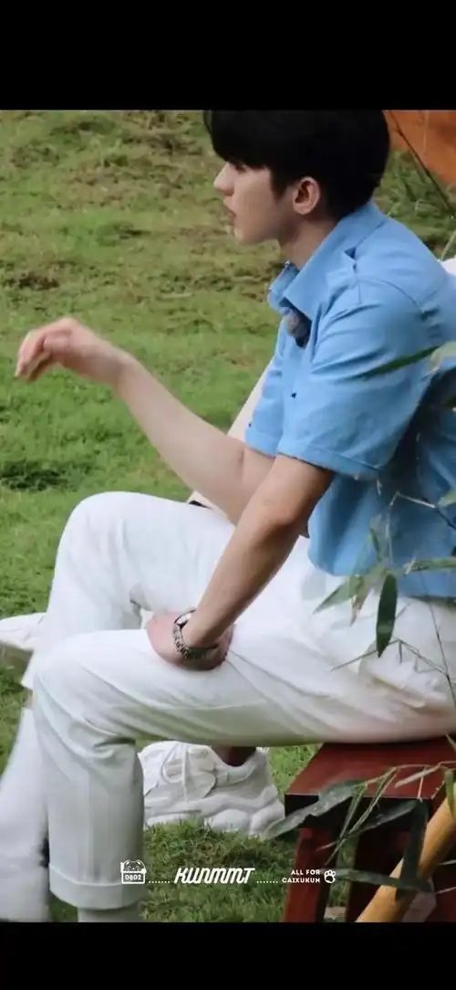 蔡徐坤奔跑吧小白鞋白袜