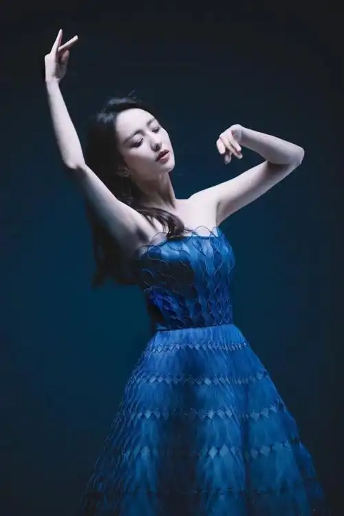 佟丽娅身着蓝色礼服裙02优雅又大方