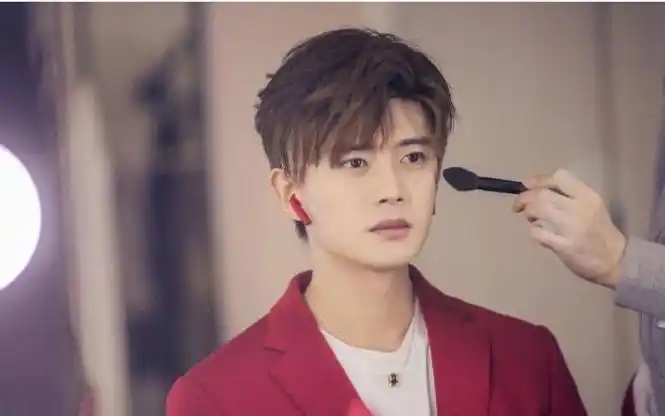 一知名男星官宣解约!已签约7年,曾半年帮公司创收上千万