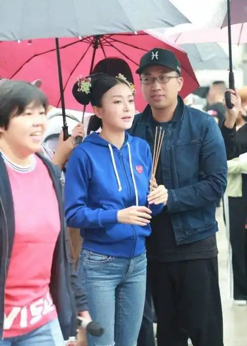 宋茜黑裙亮相不慎尴尬崴脚 - 大山娱乐八卦