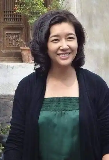 1987年,江珊考入中央戏剧学院,与徐帆,陈小艺,胡军,何冰成为同班同学.