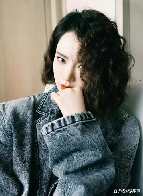 戚薇,一位拥有独特魅力的女演员,她的穿搭风格一直备受关注.