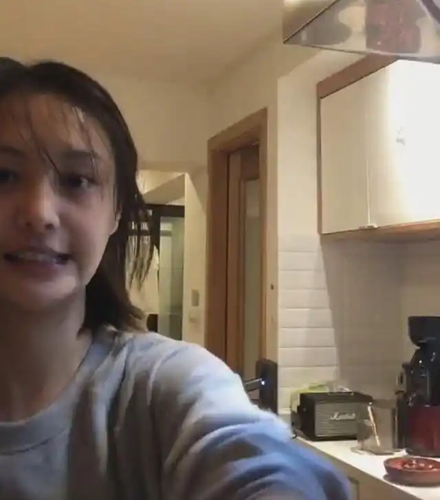 郑爽素颜直播手滑,关掉美颜,瞬间被截图十万张,信号都中断了