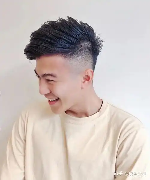 男人的露额发型并没有什么特定的造型,只要不把头发覆盖下来,就能让