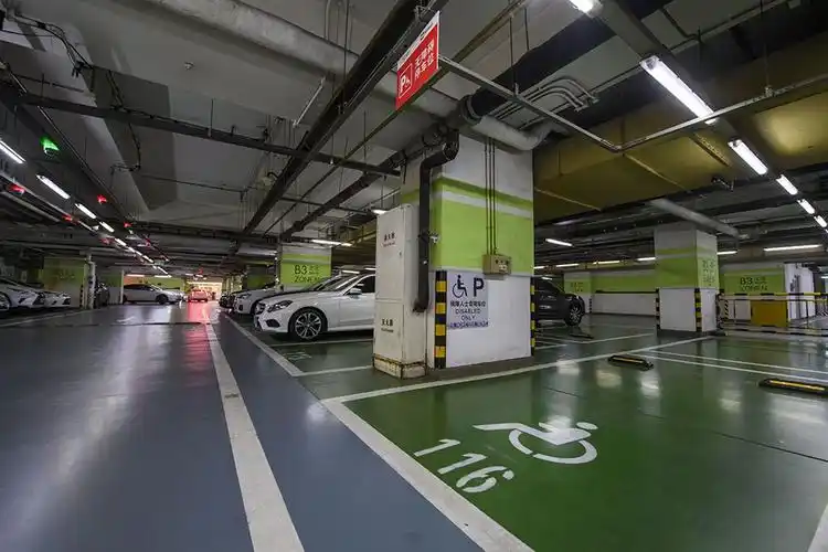 北京某综合商场的地下车库内,无障碍机动车停车位.
