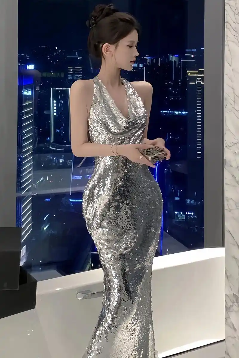 女明星亮片裙真的一眼沦陷了!挂颈荡v领连衣裙秋冬太美啦!今年 - 抖音